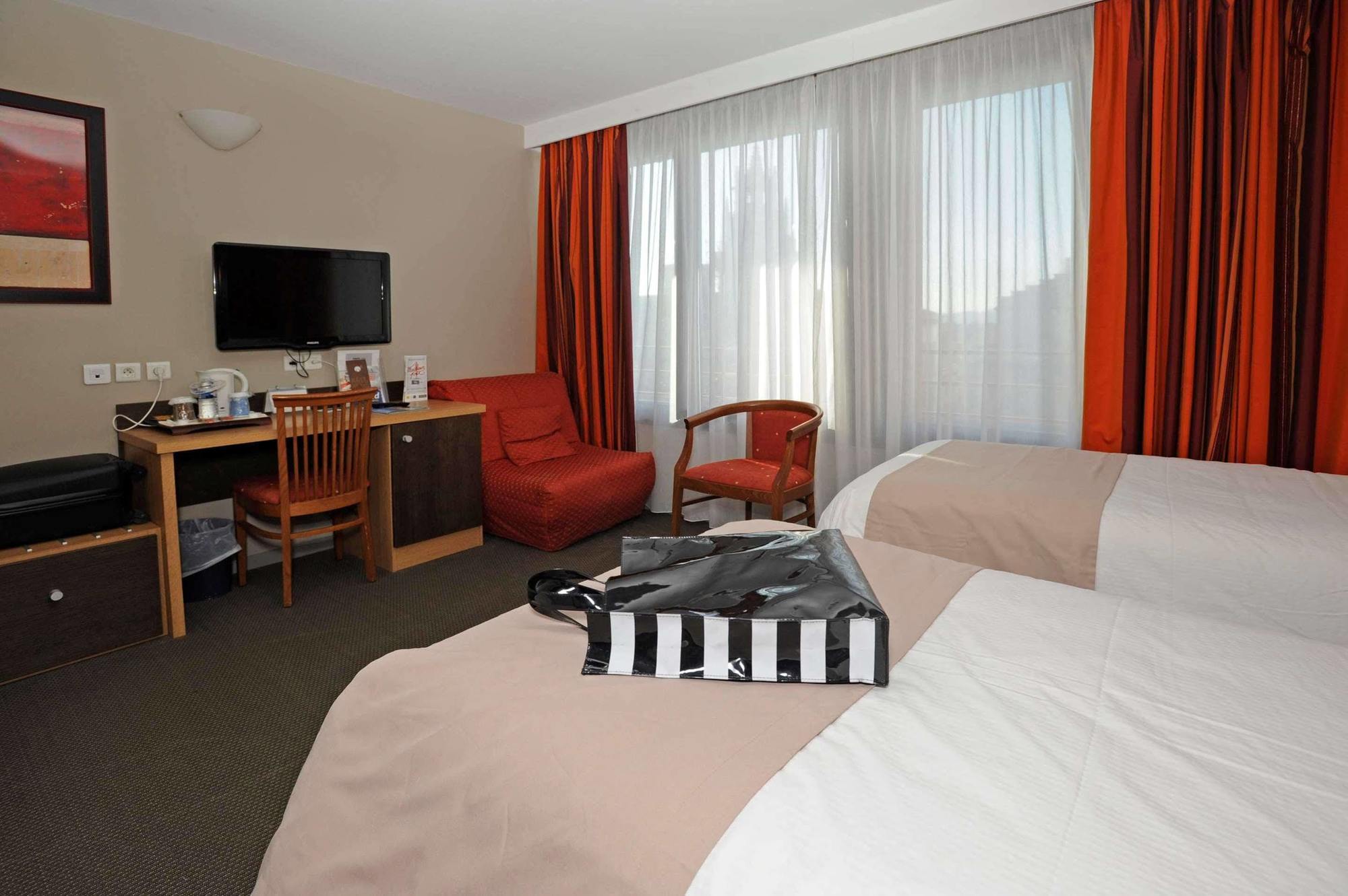 Kyriad - Palais Des Papes 3*