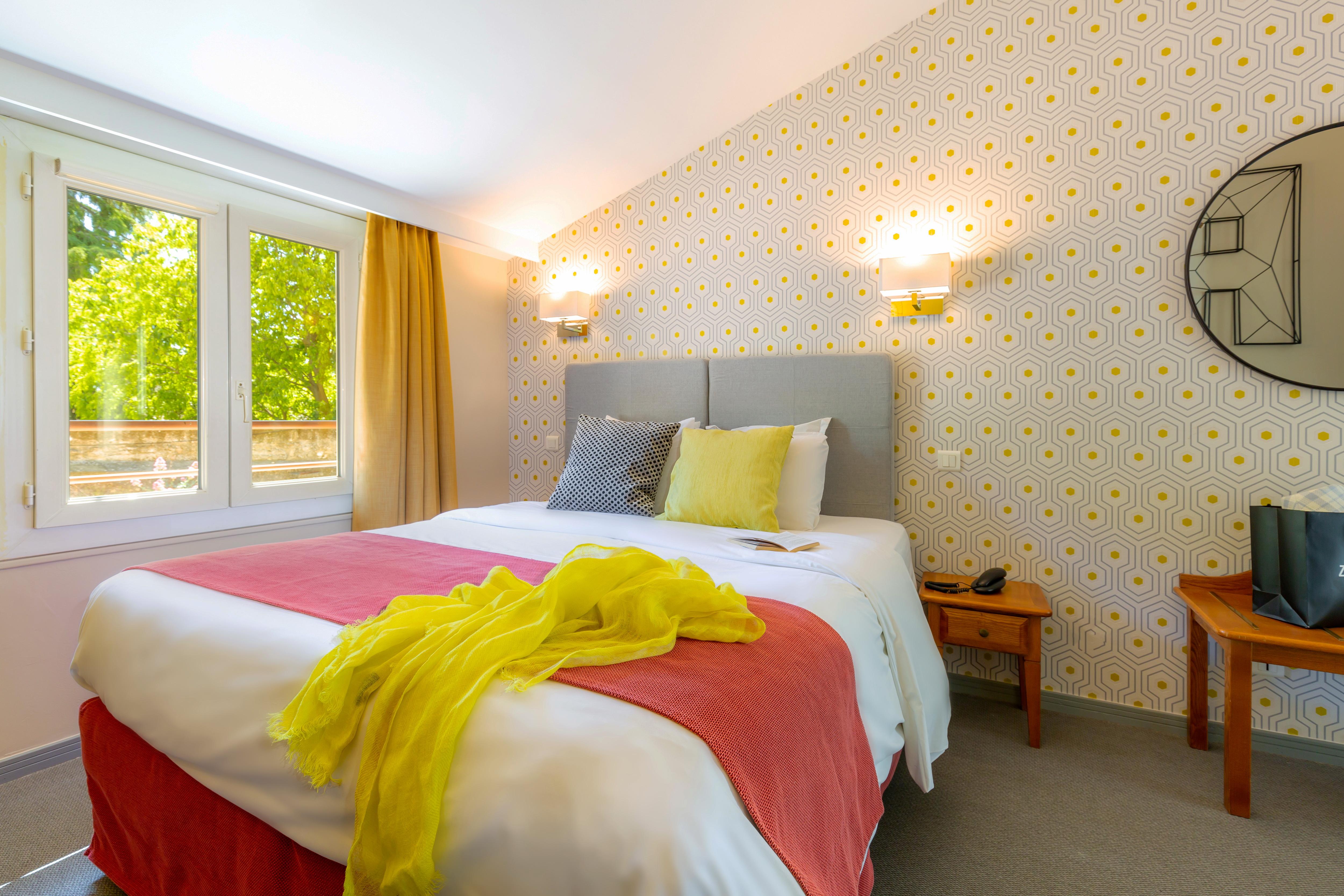 Kyriad - Palais Des Papes 3*